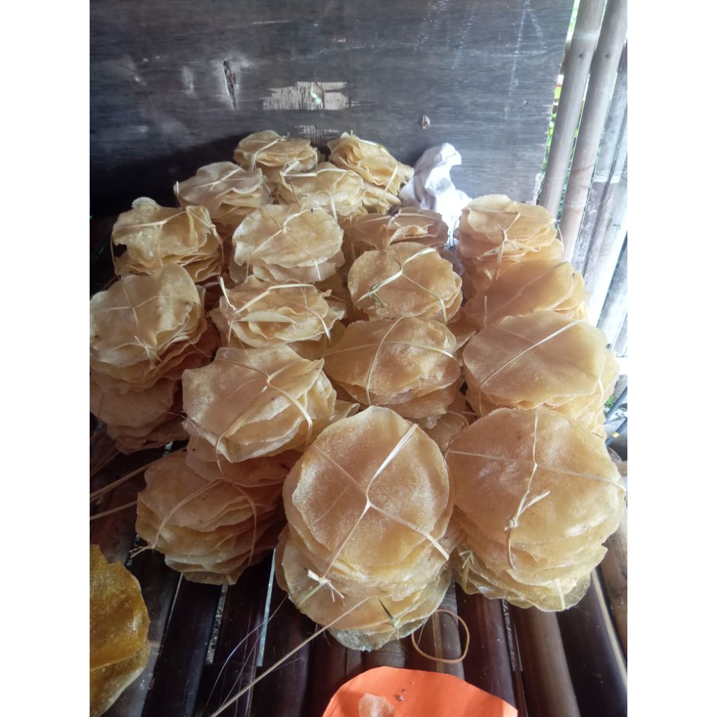 

opak singkong mentahan,perikatnya 6 ribu,isi 10, rasa boleh di coba,gurih, renyah dan nikmat dan maknyus