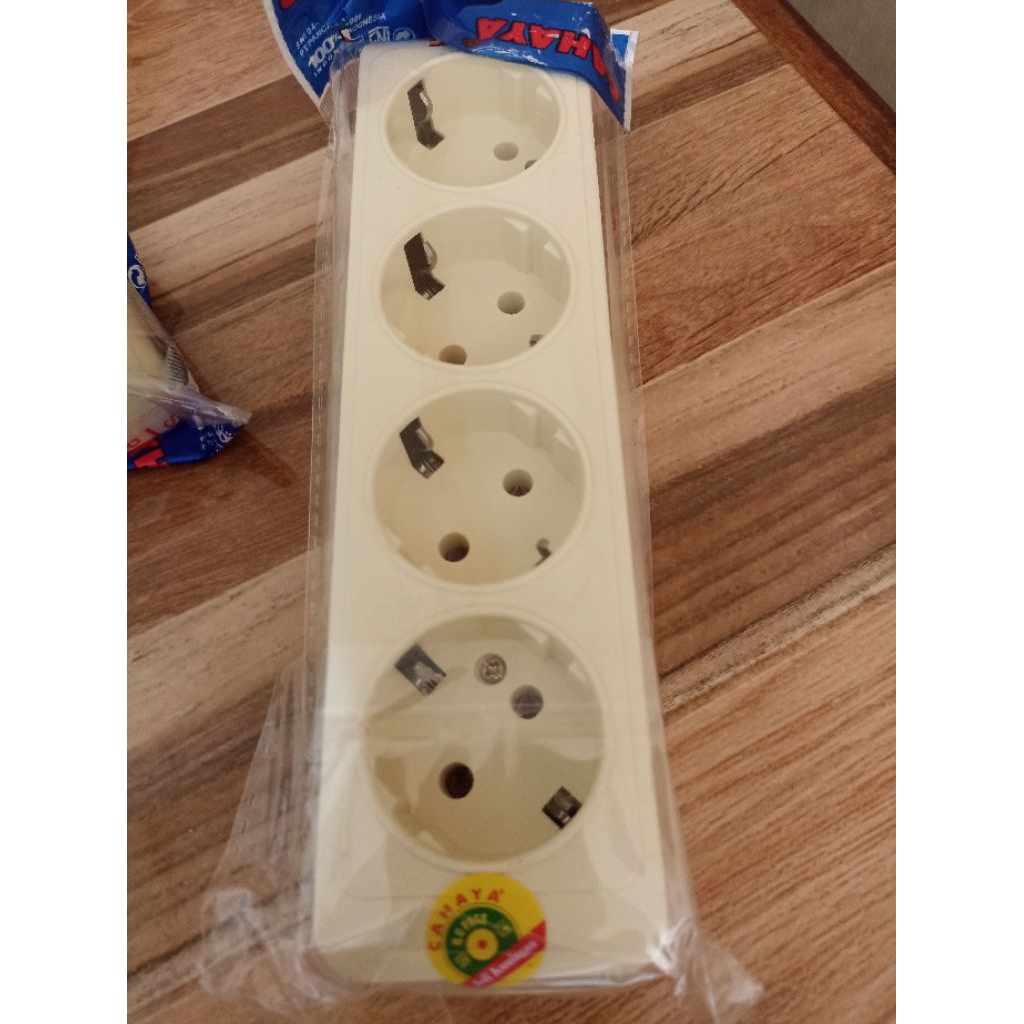 stop kontak 4 lubang
