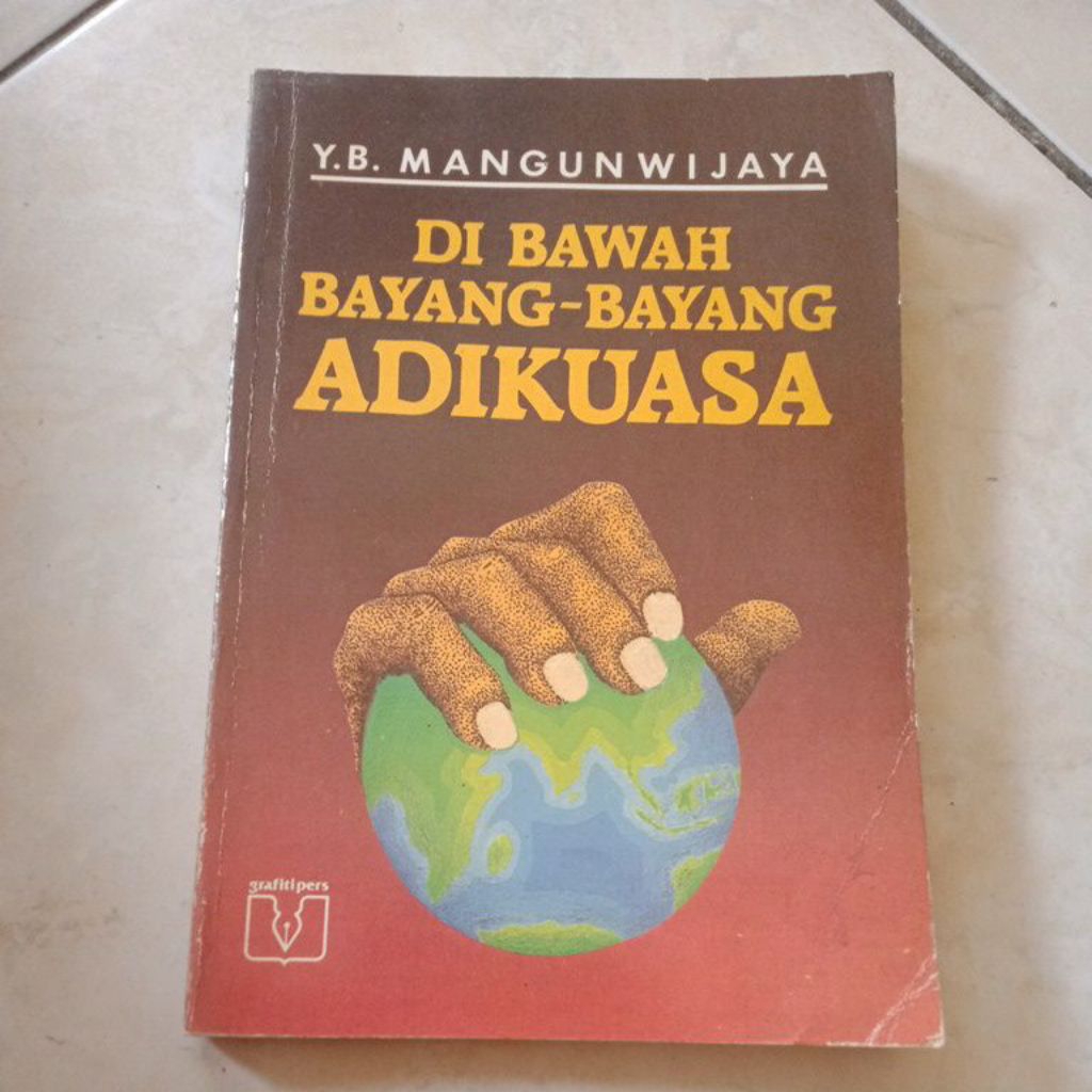 buku di bawah bayang-bayang adikuasa