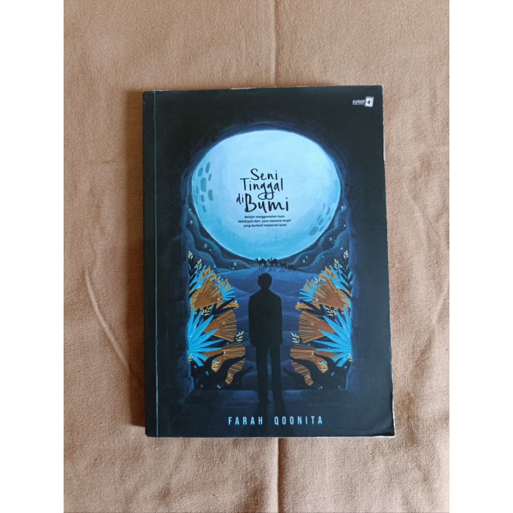 Buku "Seni Tinggal di Bumi" karya Farah Qoonita (preloved)