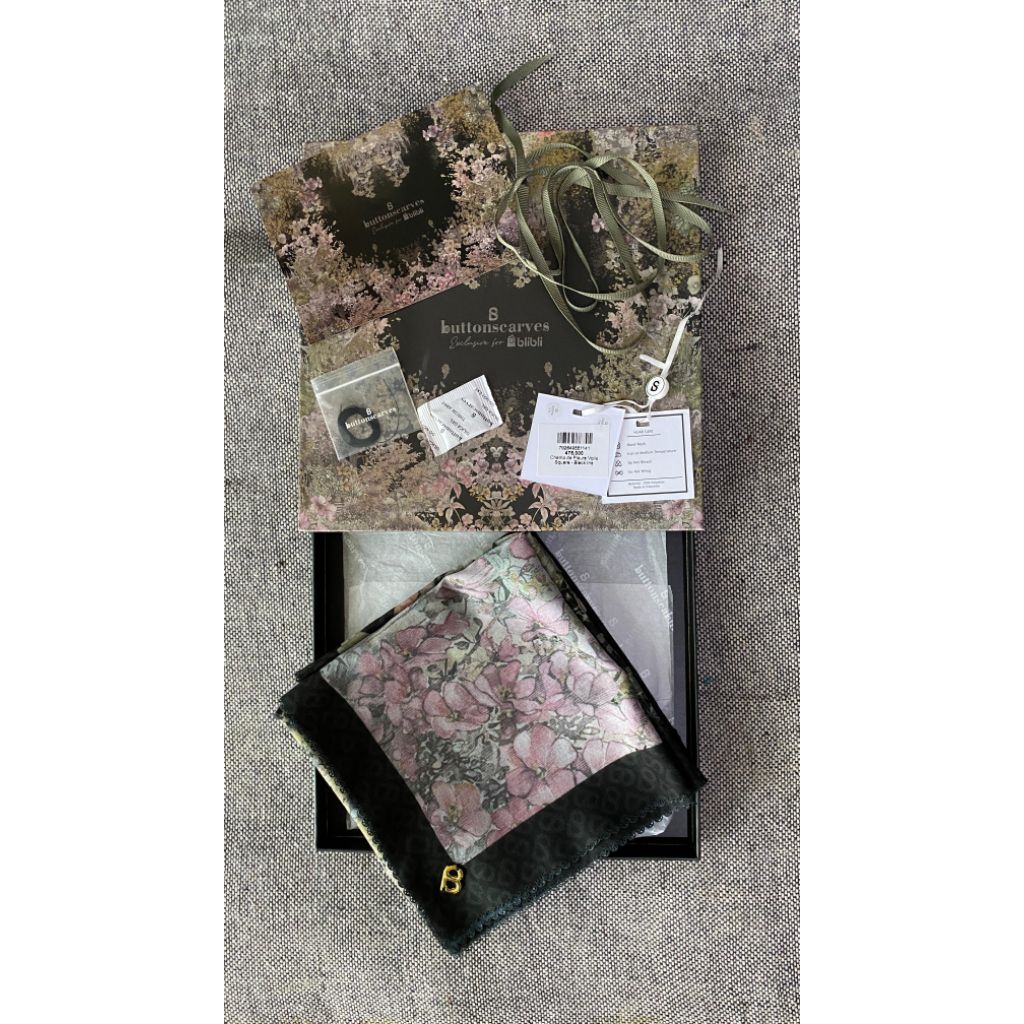 BS Buttonscarves Special Edition Rare - Preloved - Champ de Fleurs Voile Square - Black Iris