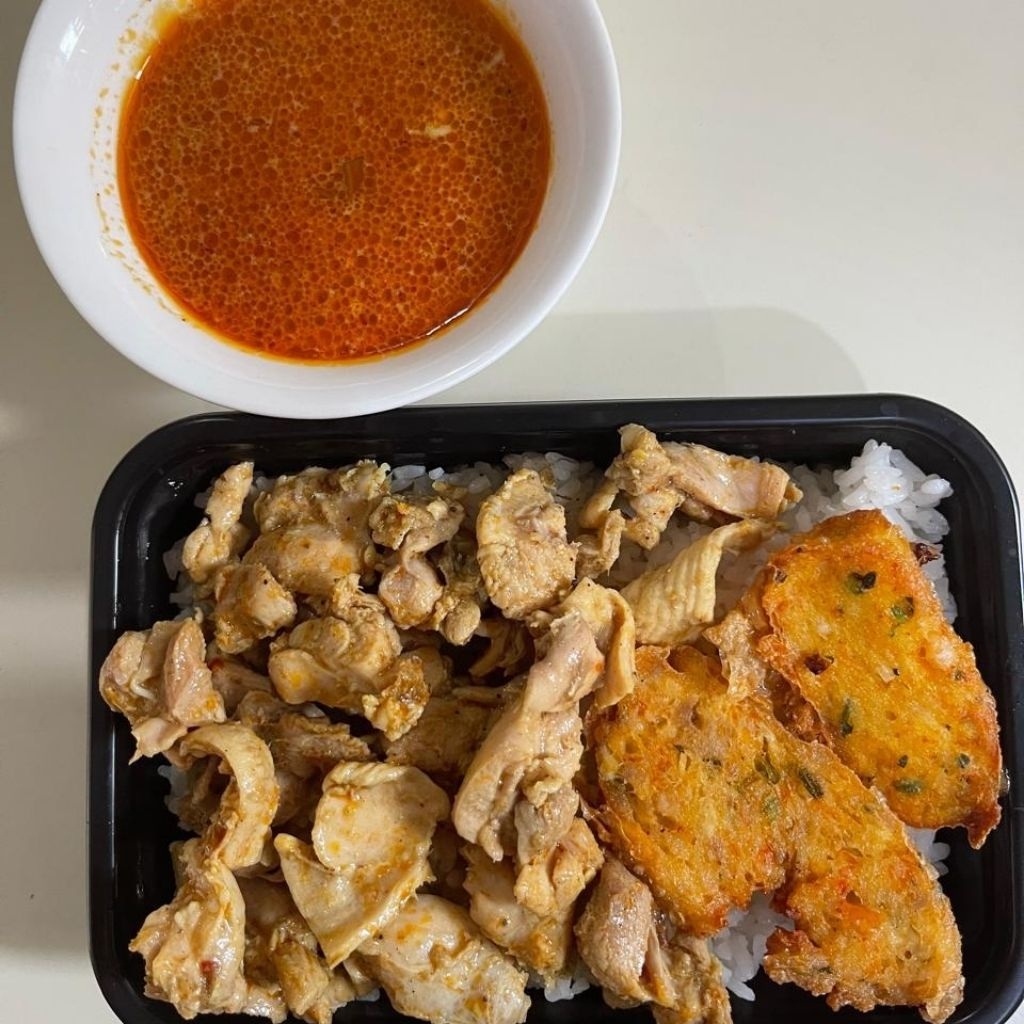 

Nasi Ayam Fillet Kuah Gulai + Hekeng Goreng