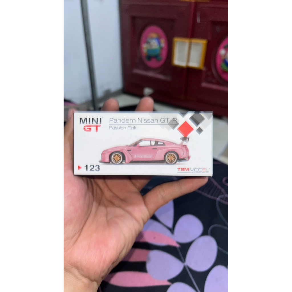 Mini GT Pandem Nissan GT-R R35 Passion pink