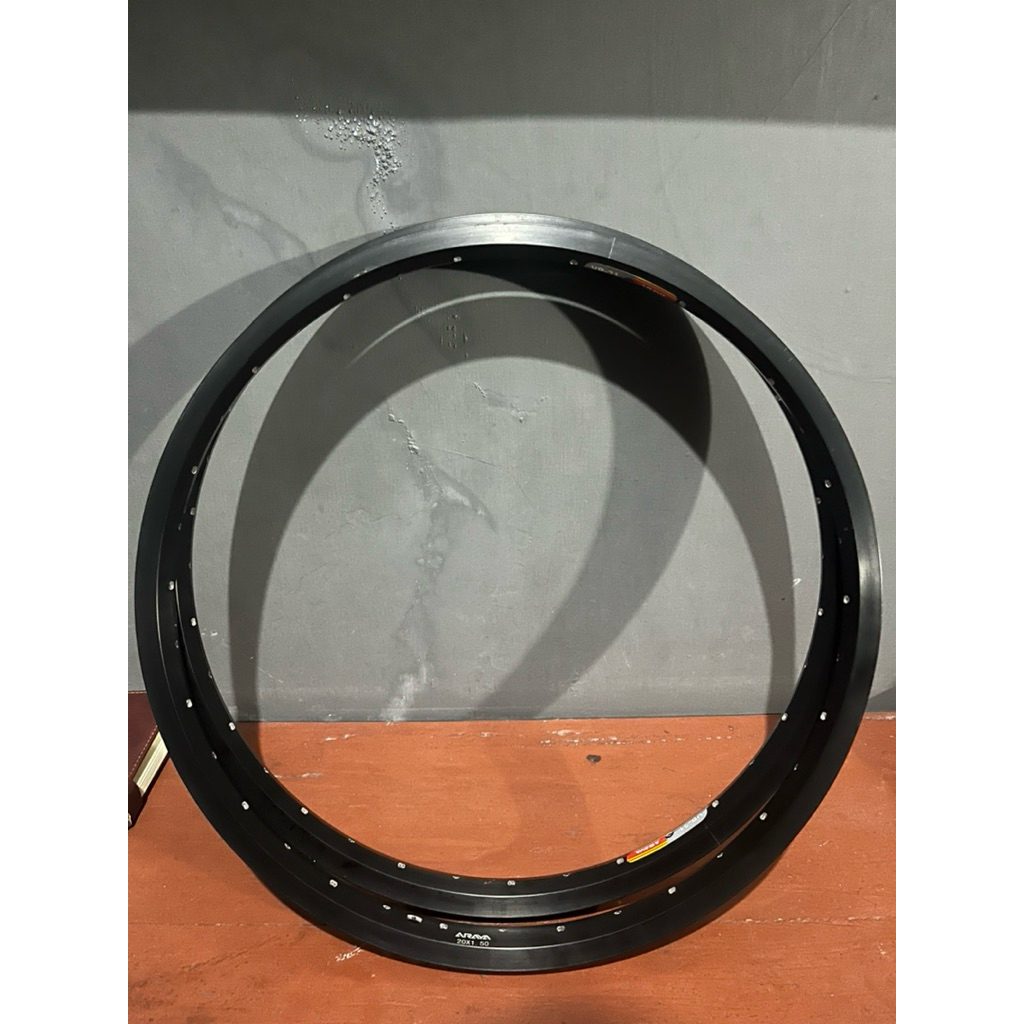 Velg sepeda 20 inch Spesifikasi : - Merk araya - Seri VP21 - Lubang 36 - Single wall - Warna hitam d