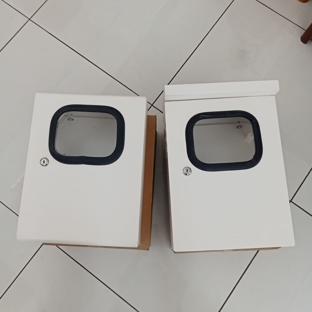 Ionee Box Panel Listrik 30x40x15 Kaca Kunci Putar Plus Topi / Tanpa Topi Indoor Outdoor