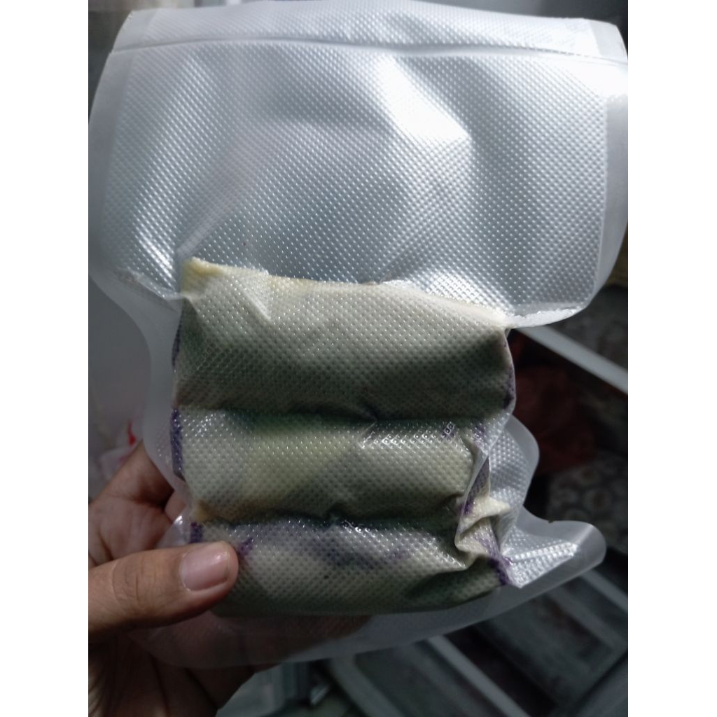 

Lumpia ubi ungu