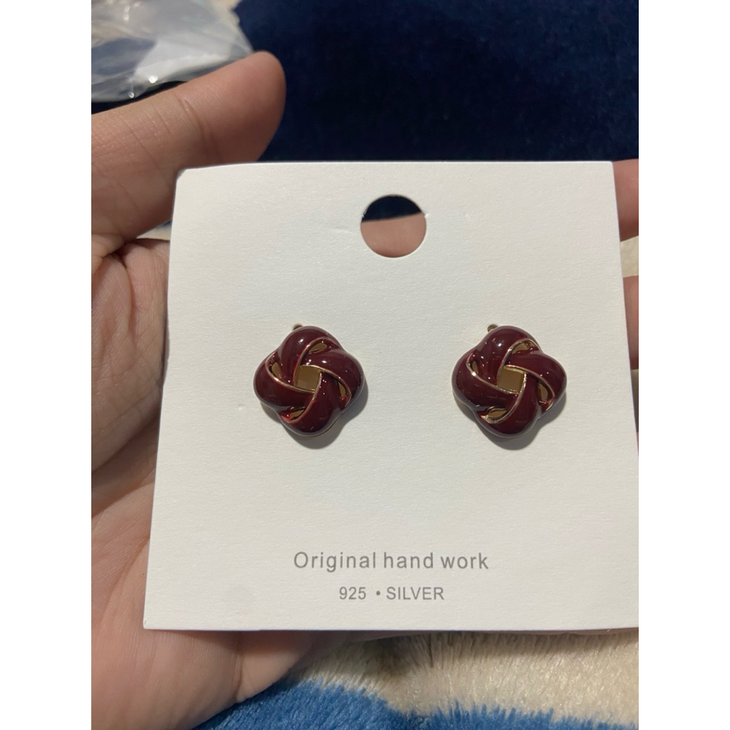 Anting bunga merah