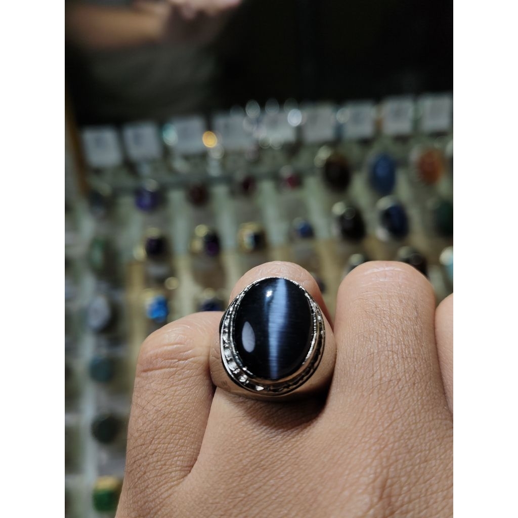 batu mata kucing hitam