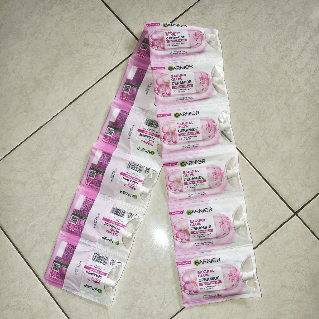 Garnier Sakura Glow Serum Cream Sachet 7ml (1renceng isi 12)