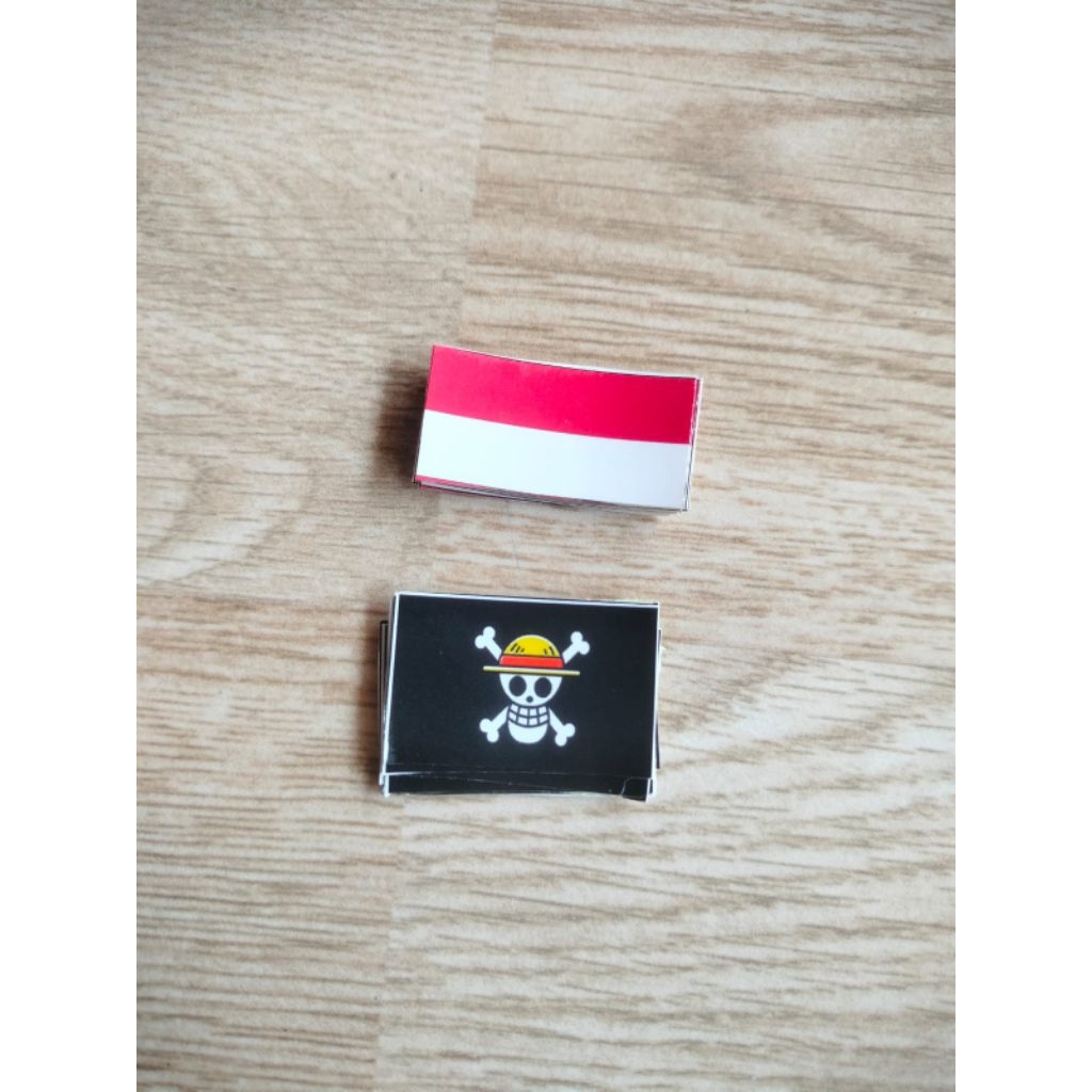 

stiker bendera merah putih & one piece, cocok dipasang di miniatur bus