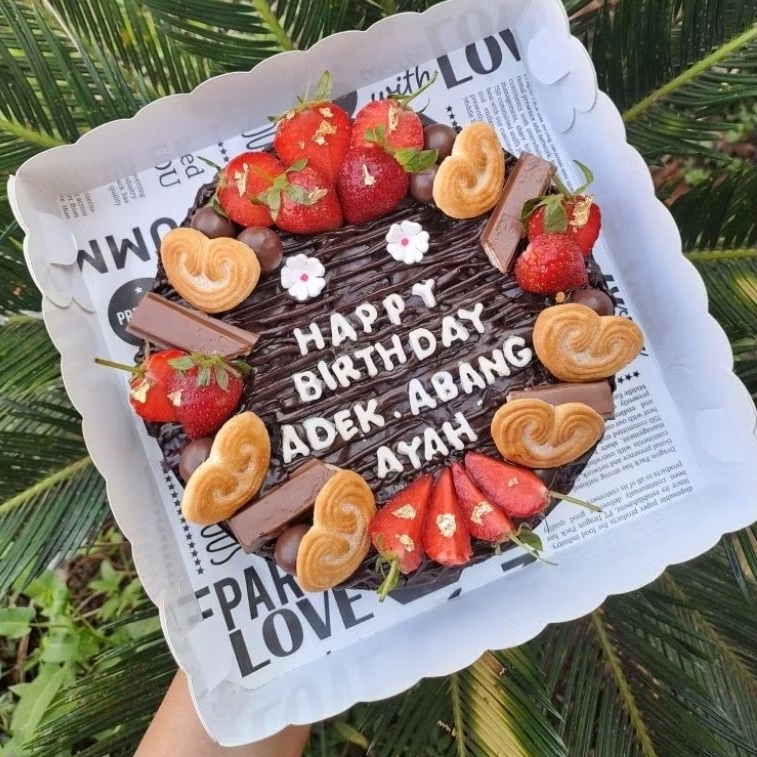 

FUDGY BROWNIES ULANG TAHUN 18×18 FULL TOPPING // STRAWBERY , KITKAT SNACK LOVE