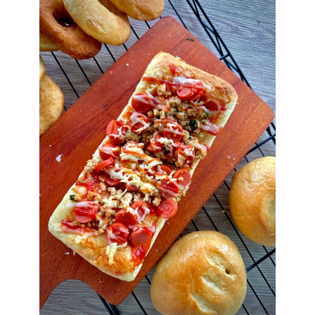 

Roti Pizza Kareumbi - Pizza Roti Ayam Sosis Keju Mozarella – Roti Pizza Topping Daging Ayam Sosis Saus Tomat Mayo