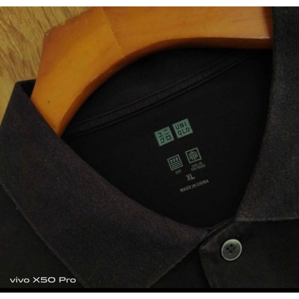 Kaos kerah hitam Uniqlo Airsm