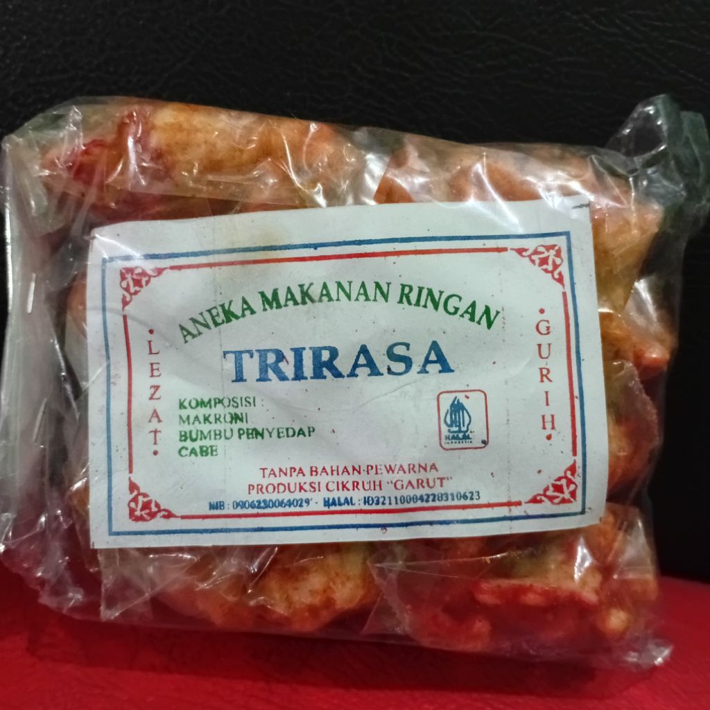 

Makanan ringan kerupuk bintang pedas gurih renyah