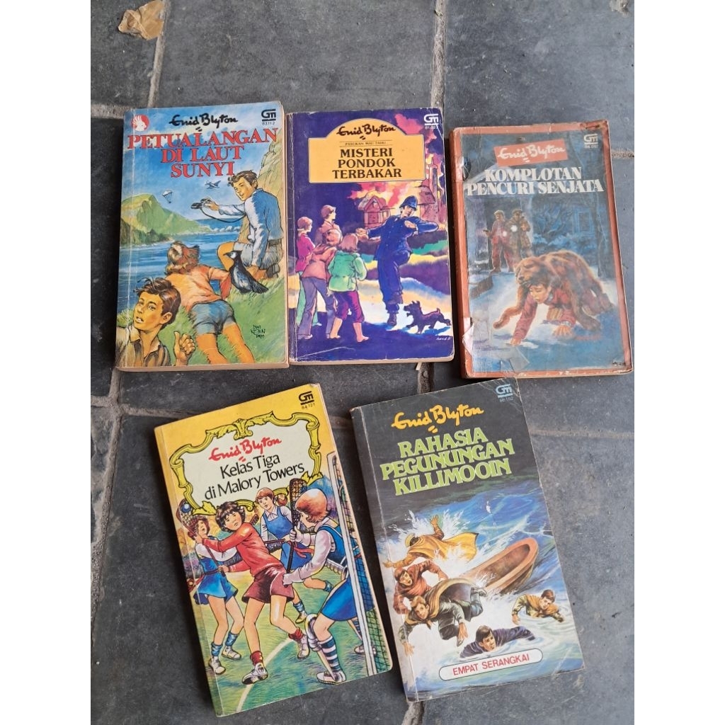 Buku Novel Enid Blyton Empat serangkai