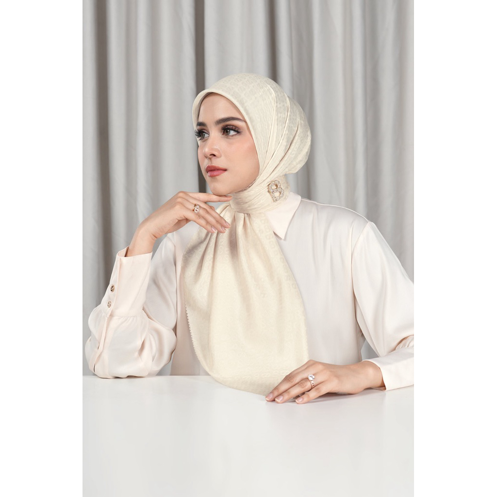 Preloved tapis scarf Buttonscarves  antique white