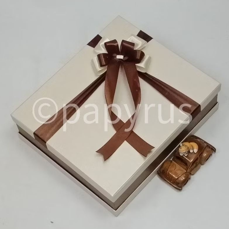 

PAPYRUS Sandwich 30x35 Tinggi 10cm Kotak Kado Gift Box Hardbox Hampers Hadiah V3