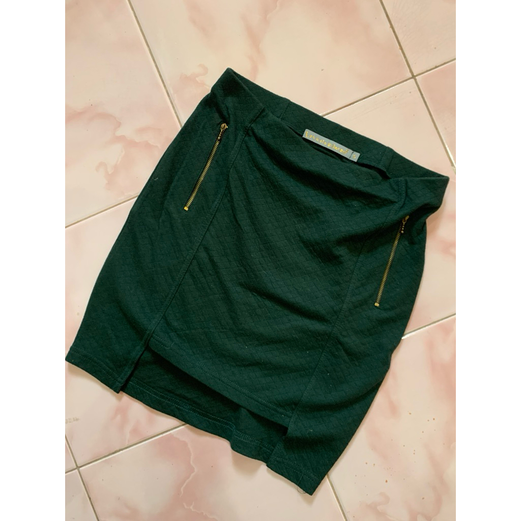 Preloved Rok Pendek Warna Hijau Botol
