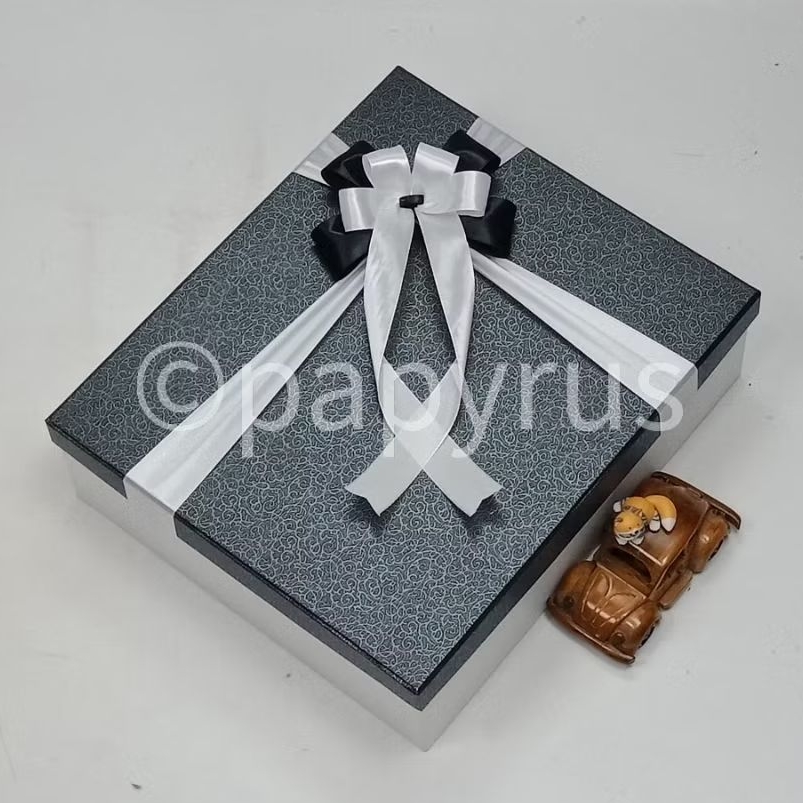 

PAPYRUS Kombinasi 30x35 Tinggi 10cm Kotak Kado Gift Box Hardbox Hampers V1