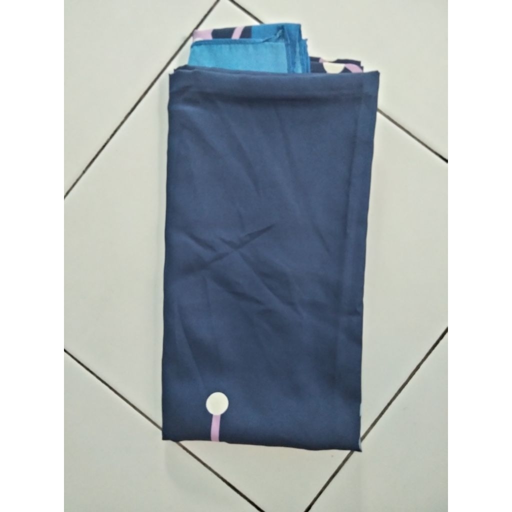 PRELOVED HIJAB SEGIEMPAT MOTIF NAVY