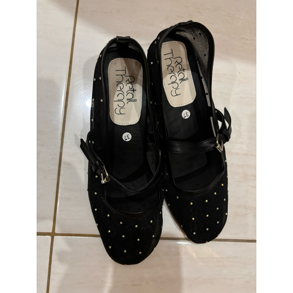Sepatu Retail Therapy