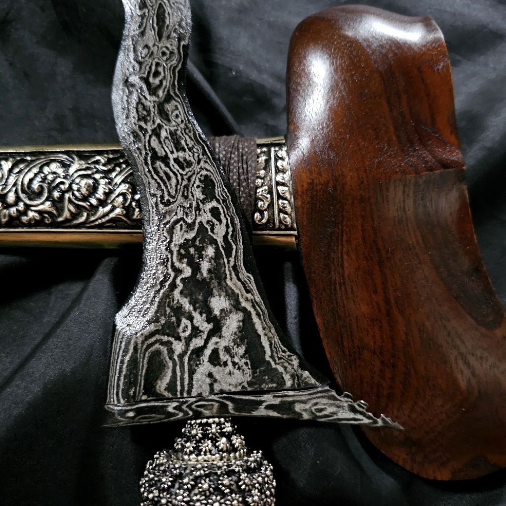 Keris Kidang Mas II Luk 9 Pamor Rojo Gundolo