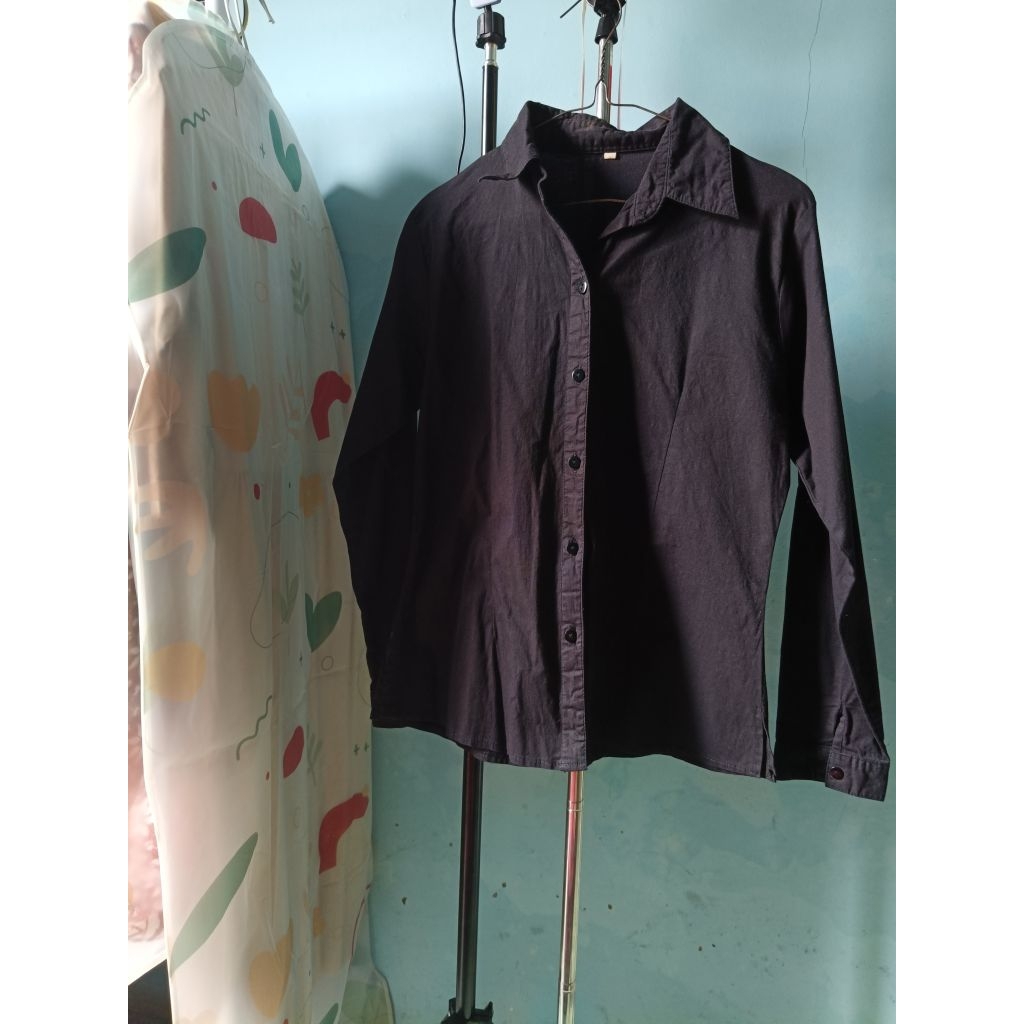 Kemeja slim fit wanita