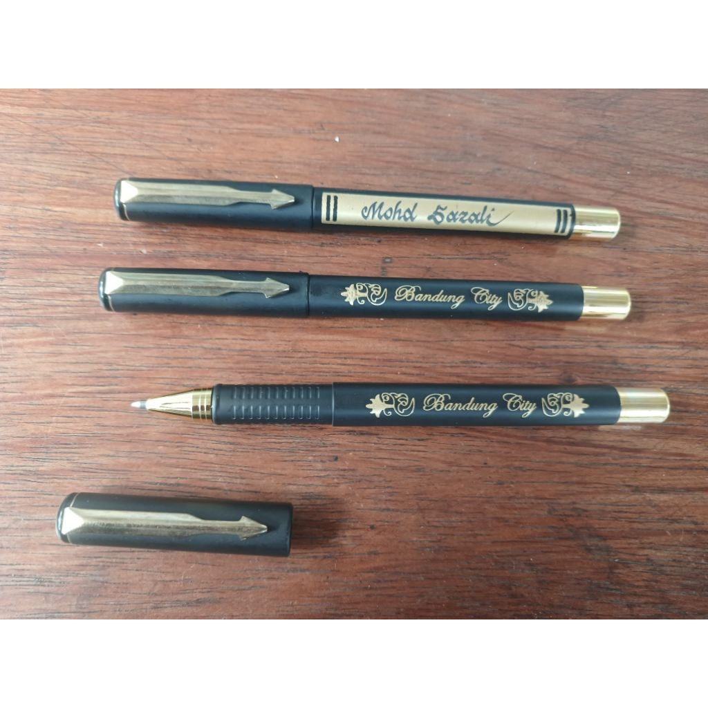 

bolpoint souvenir Bandung bisa di ukir nama langsung jadi,minimal order 3pcs