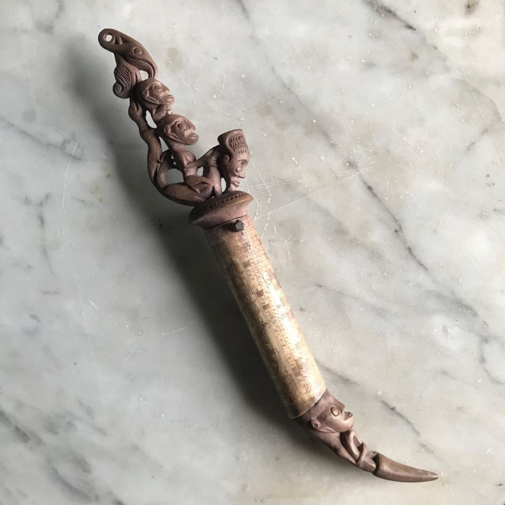 Tempat Obat Tulang Sapi Suku Batak dengan Kalender dan Ukiran Kayu Karo Lawas Jadul Tua