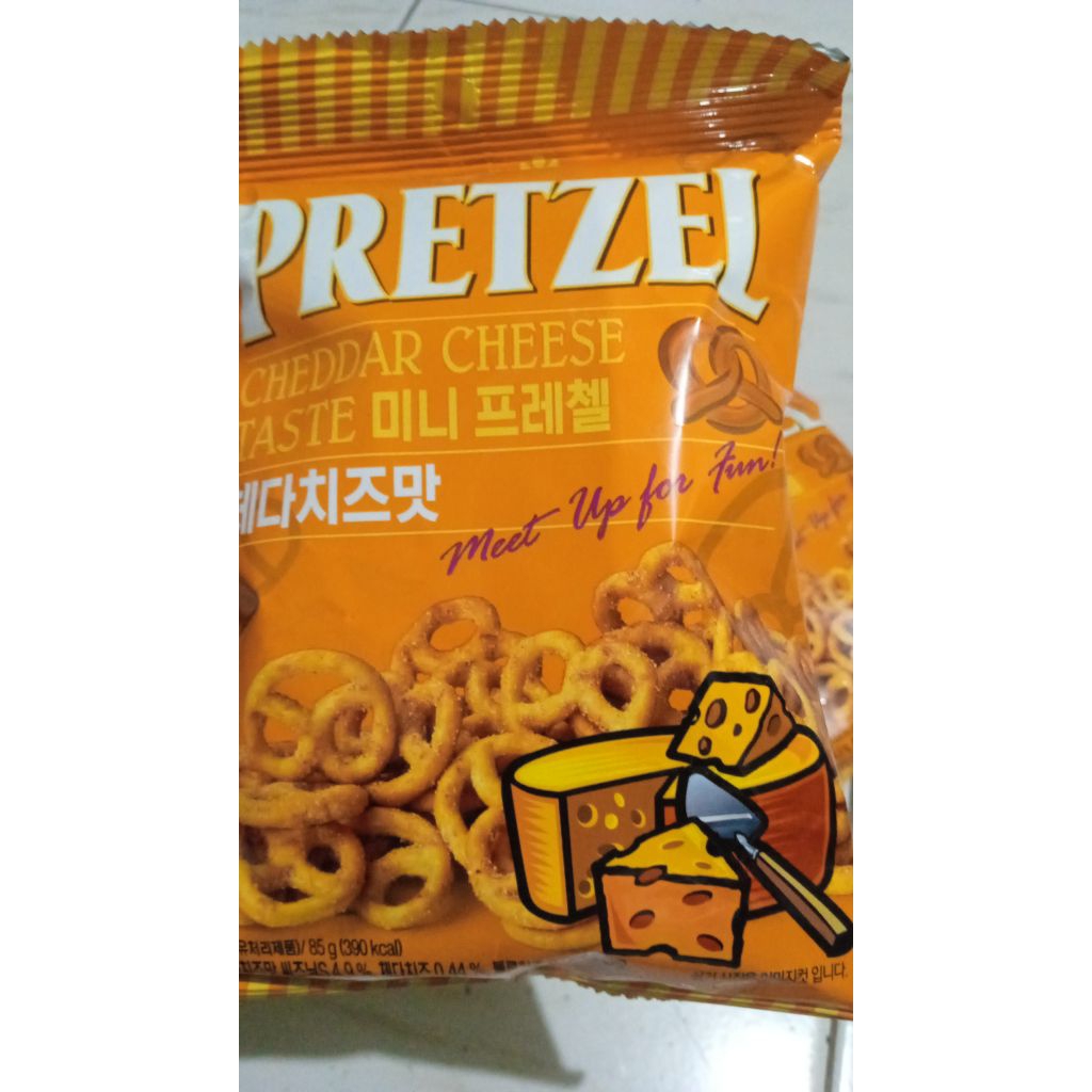 

pretzel cheddar chese