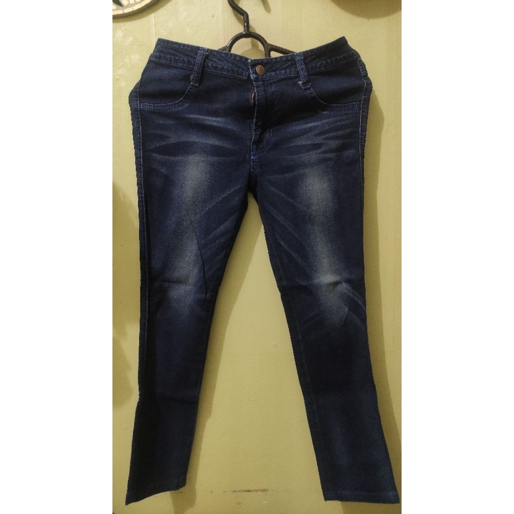 Celana jeans cewek merk Levis