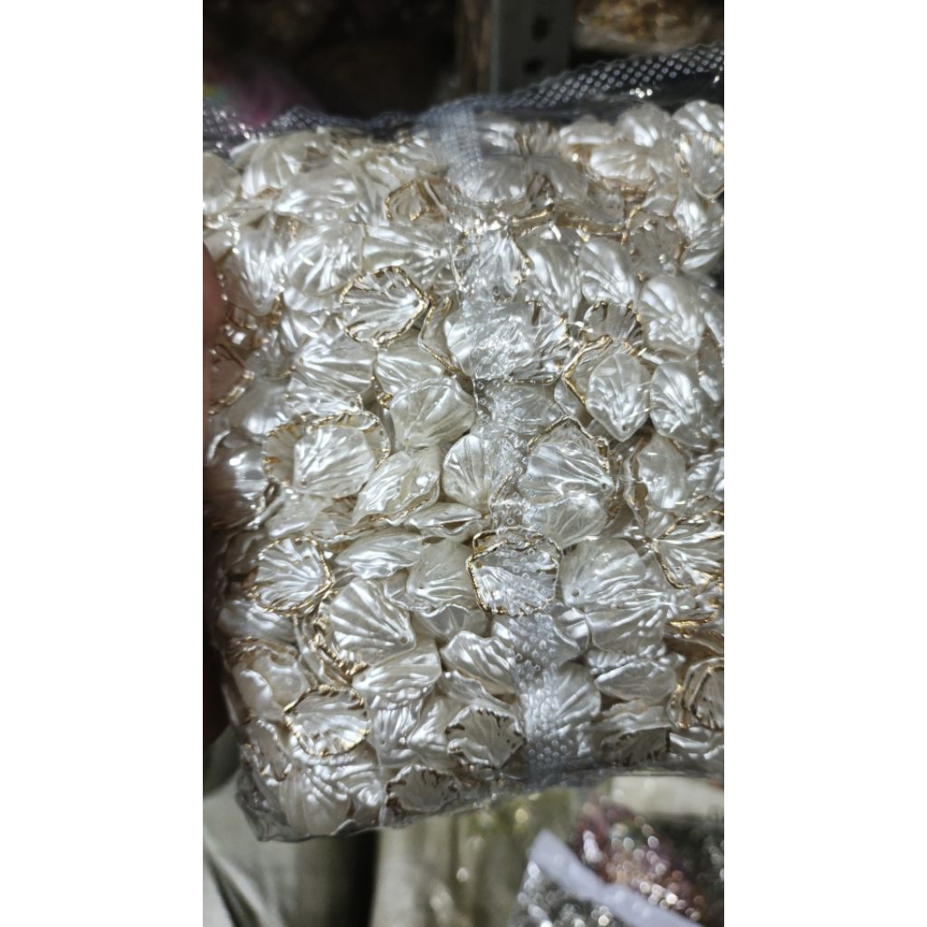 

mute daun sawi garis emas