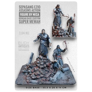 Sepasang Ezio Assasins Action Figure By Neca Dengan Diorama Base Mewah Pesanan
