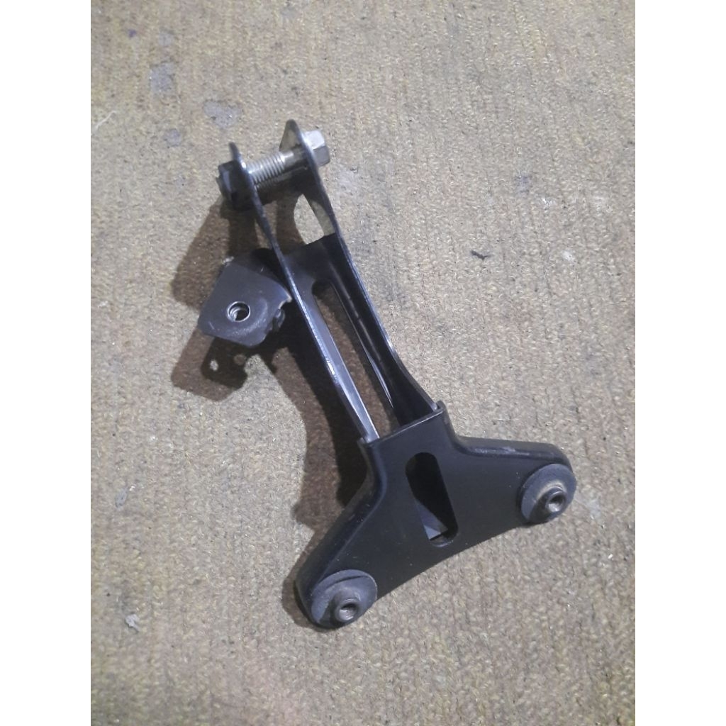 breket dudukan tameng depan original beat karbu