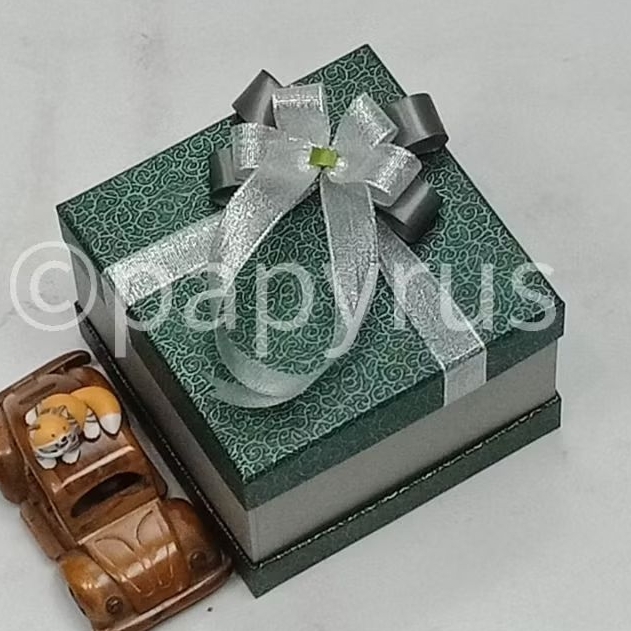 

PAPYRUS Sandwich 15x15 Tinggi 10cm Kotak Kado Gift Box Hardbox Hampers V2