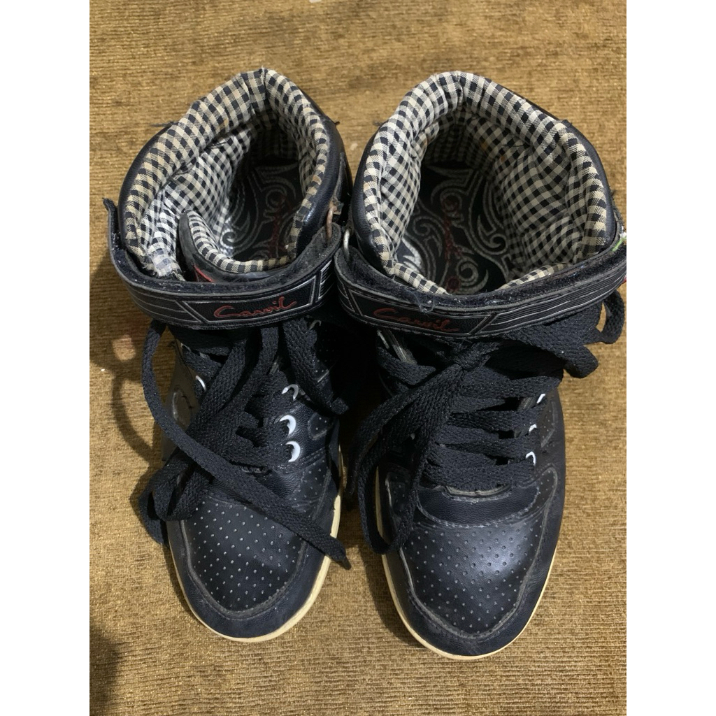 sepatu hitam carvil