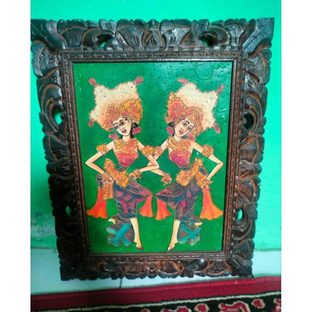 barang antik hiasan jati motif wanita bali