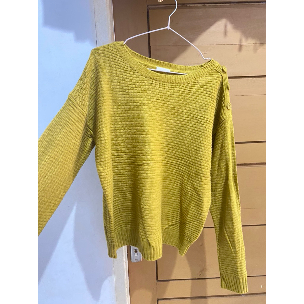 Knit warna olive GU bahan ringan cocok utk daily