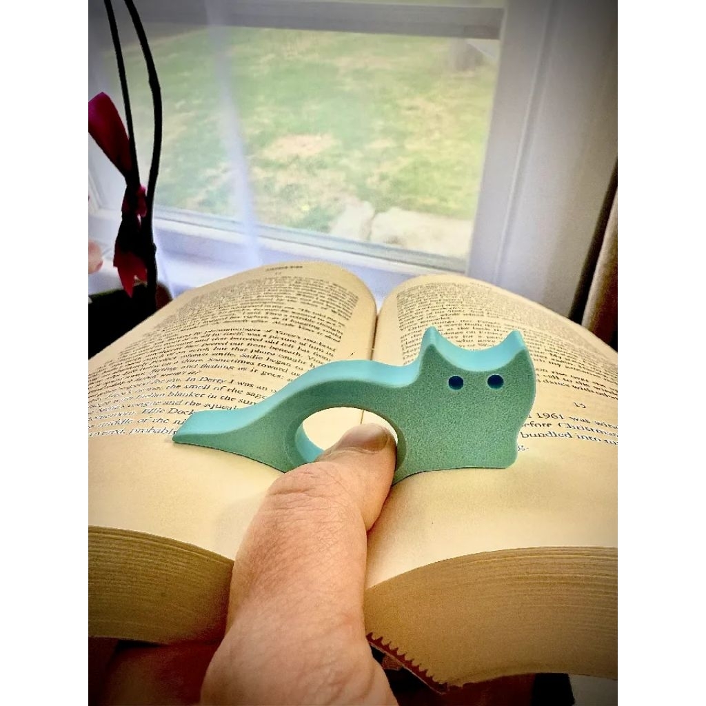 

Cat Page Holder – Alat Bantu Pegang Buku Berbentuk Kucing