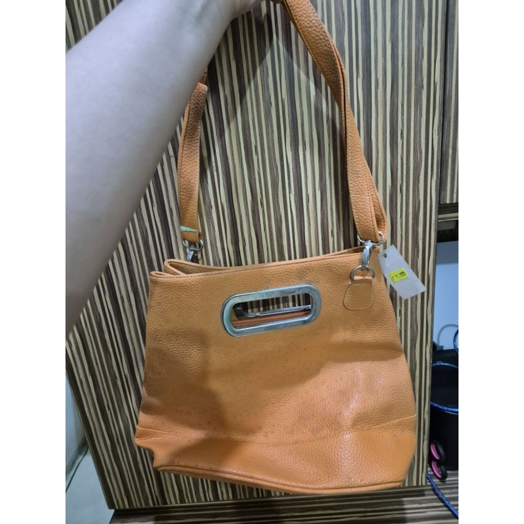 PRELOVED TAS l Tas Selempang Wanita Bahan Kulit Warna Oranye Orange Bekas