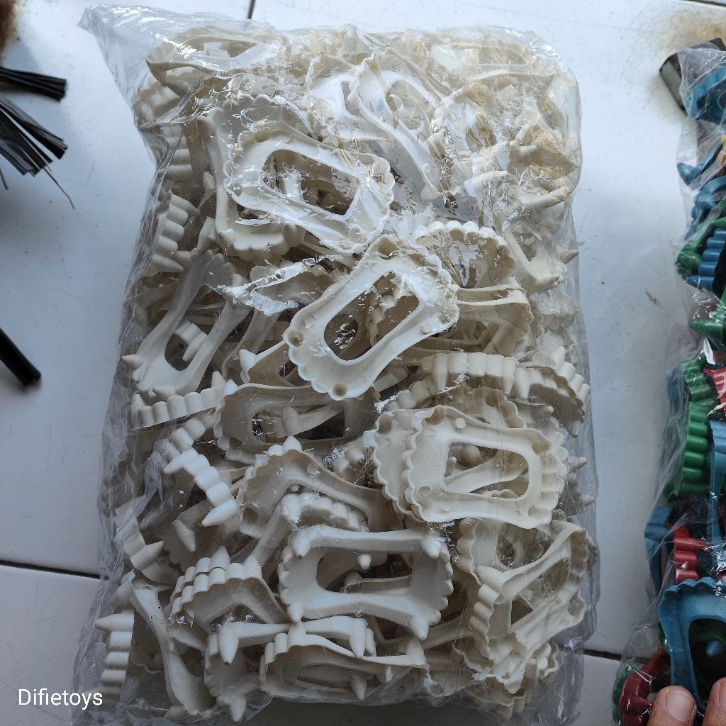100 pcs mainan gigi putih gigi drakula warna putih