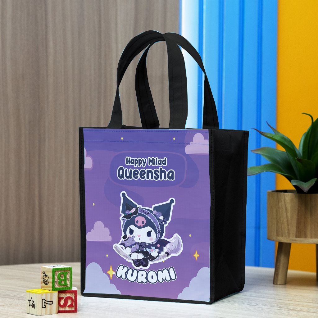 

Tas Kado Ulang Tahun Anak Motif Kuromi Goodie Bag Custom Nama,Bisa Muat KFC Potrait T25 P20 L13