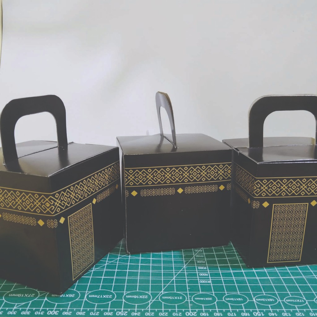 

Dus Box Motif Kakbah untuk Oleh-oleh Haji dan Umroh Harga Murah