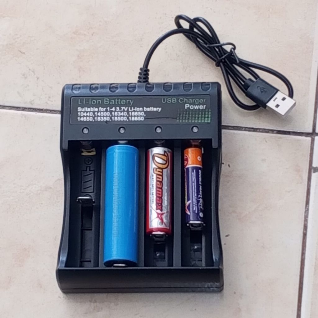 charger baterai 4 slot USB cas baterai
