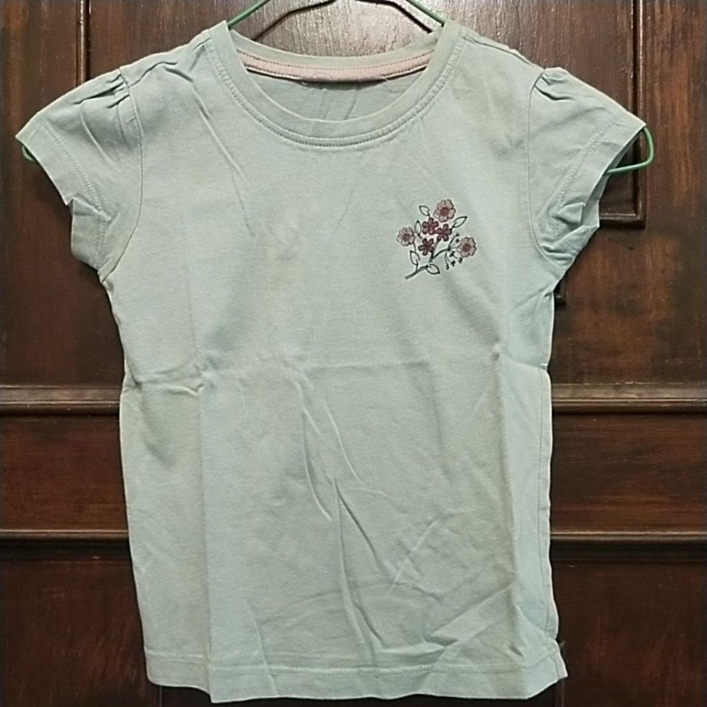 Preloved Kaos Anak Perempuan Hijau Muda