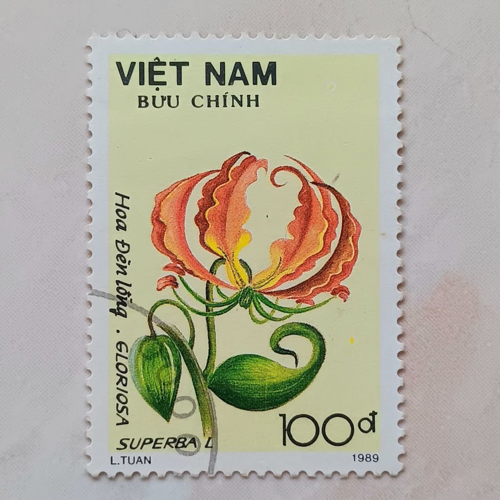 

(AA) Perangko Vietnam 1989 Flowers (1989) - Gloriosa superba L 100 ðông CTO