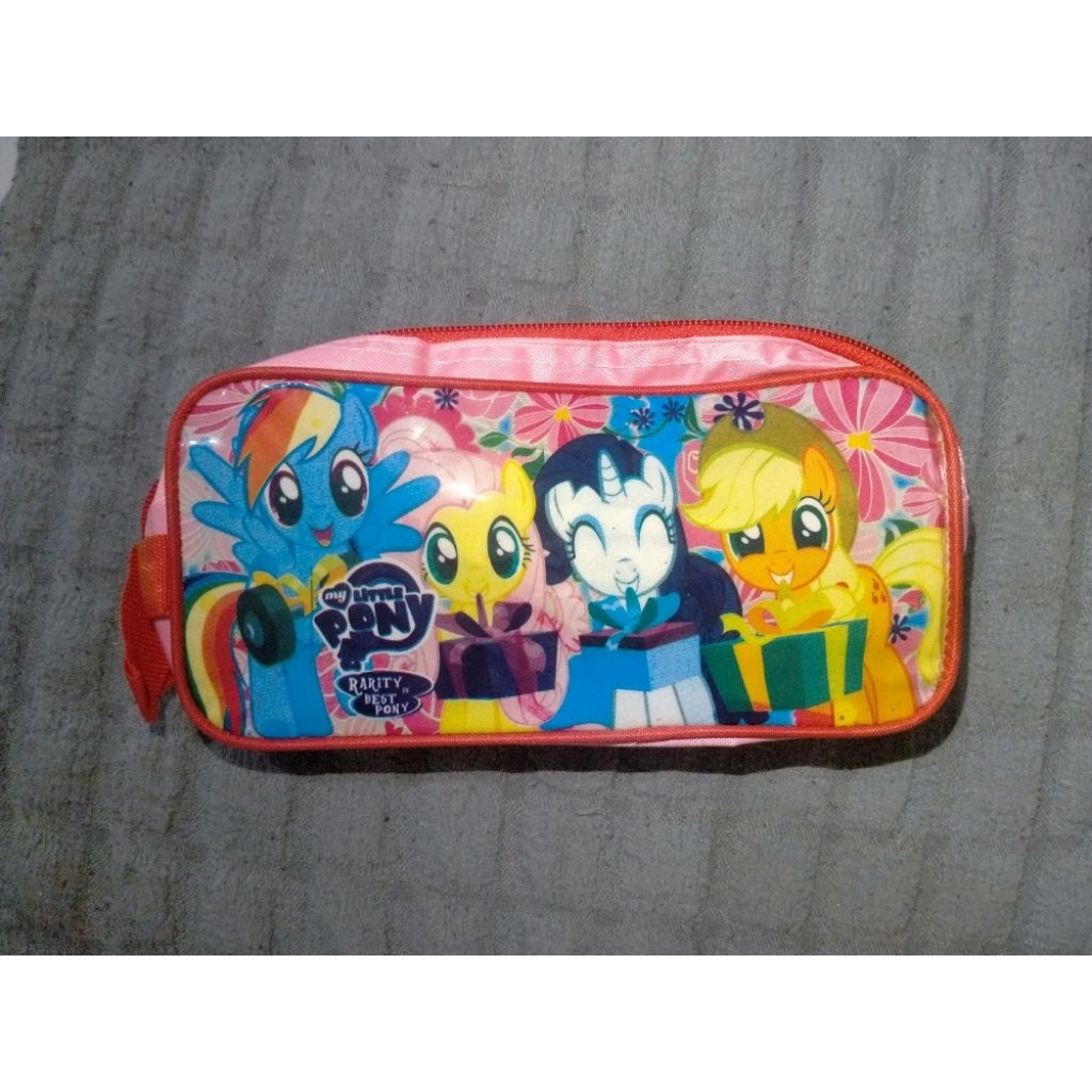 

(baca deskripsi) Preloved MASIH BARU Tempat Pensil Bahan Tempat Pensil Anak Cewe/Cowo Perempuan/Laki Laki Kuda Poni Spiderman Kotak Pensil Gambar TK SD