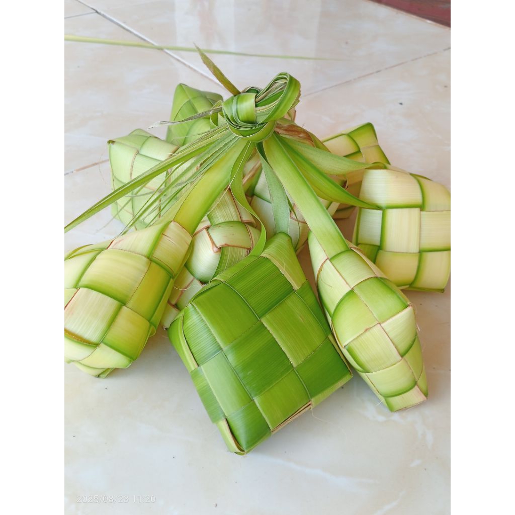 

Cangkang ketupat janur kelapa 1 paket isi 10 pcs dan 20 pcs