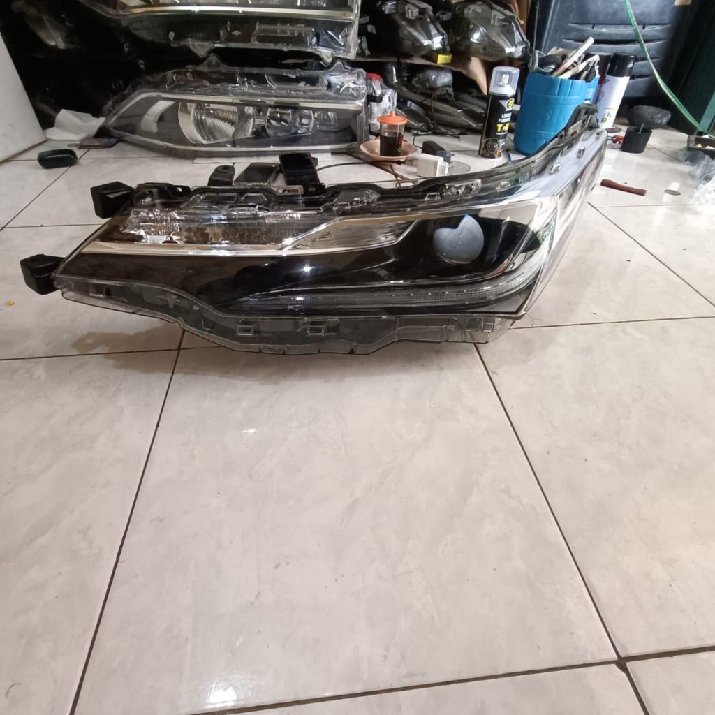 headlamp lampu depan Corolla Altis 2018