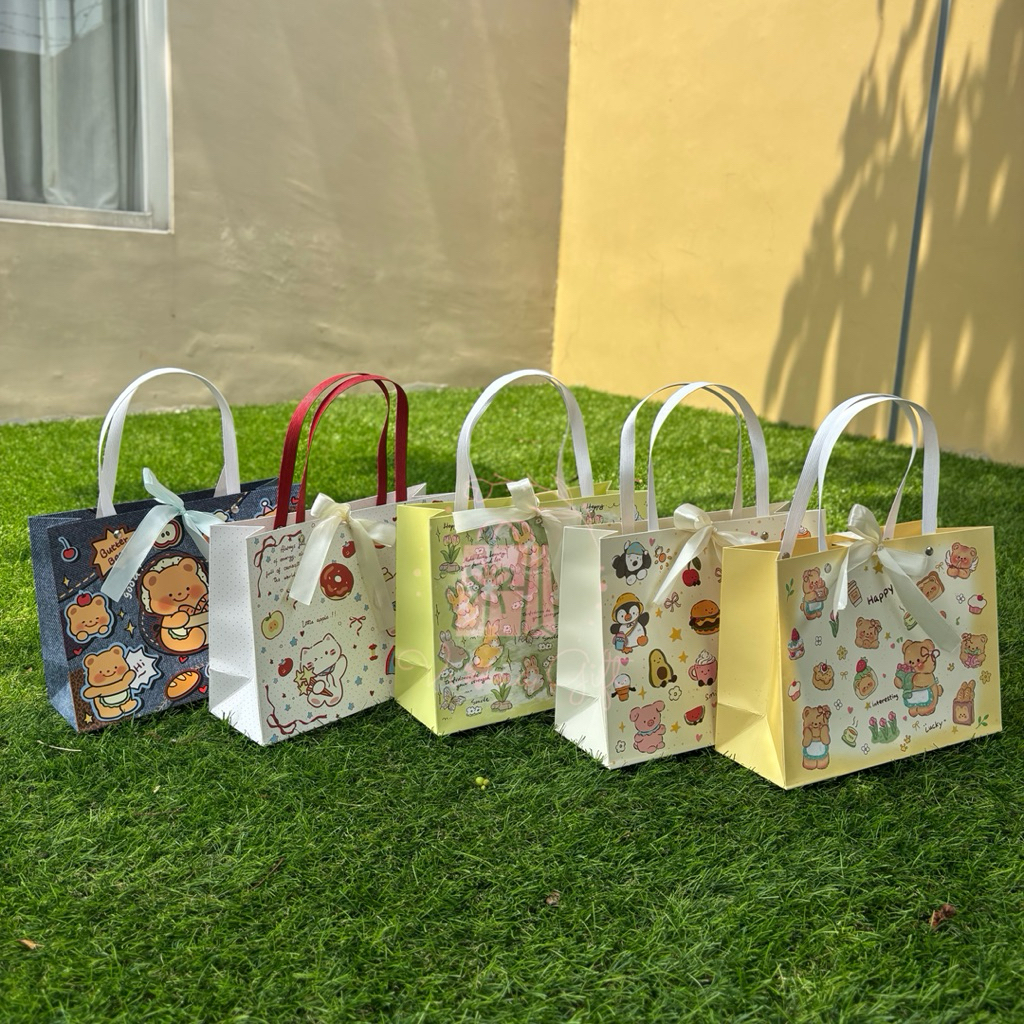 

Paper Bag | Paper Bag Karakter | Paper Bag Lucu | Paper Bag Kartun | Tas Kertas | Gift | Hampers Bag | Paper Bag Kado | Tas Kado | Paper Bag Jogja